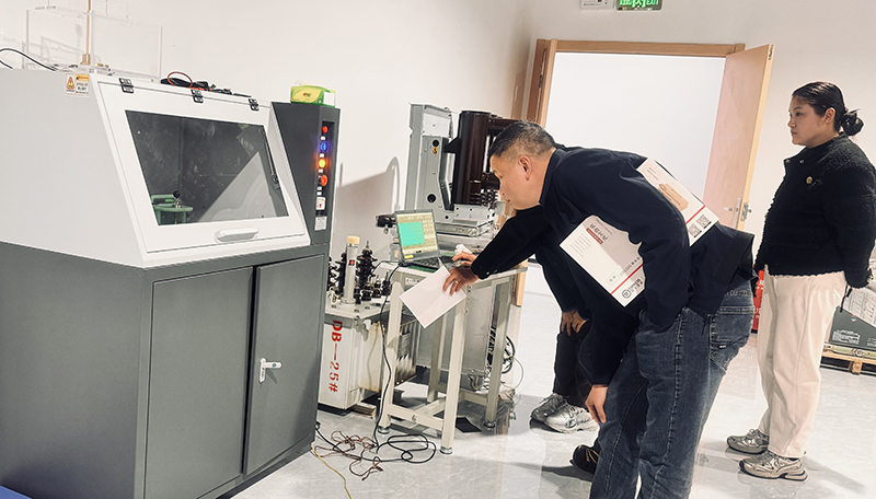 聚焦絕緣材料品質(zhì)：客戶到訪武漢雷科電力開(kāi)展擊穿電壓測(cè)試交流