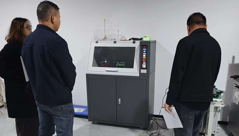 聚焦絕緣材料品質(zhì)：客戶到訪武漢雷科電力開(kāi)展擊穿電壓測(cè)試交流
